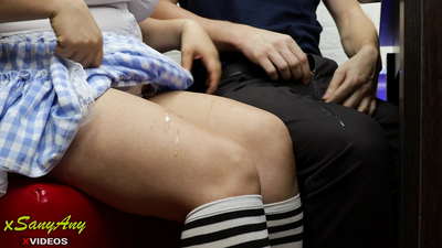 Mtsikana wasukulu akuthamangira kwa mnzake wakusukulu pa homuweki-xsanyAny